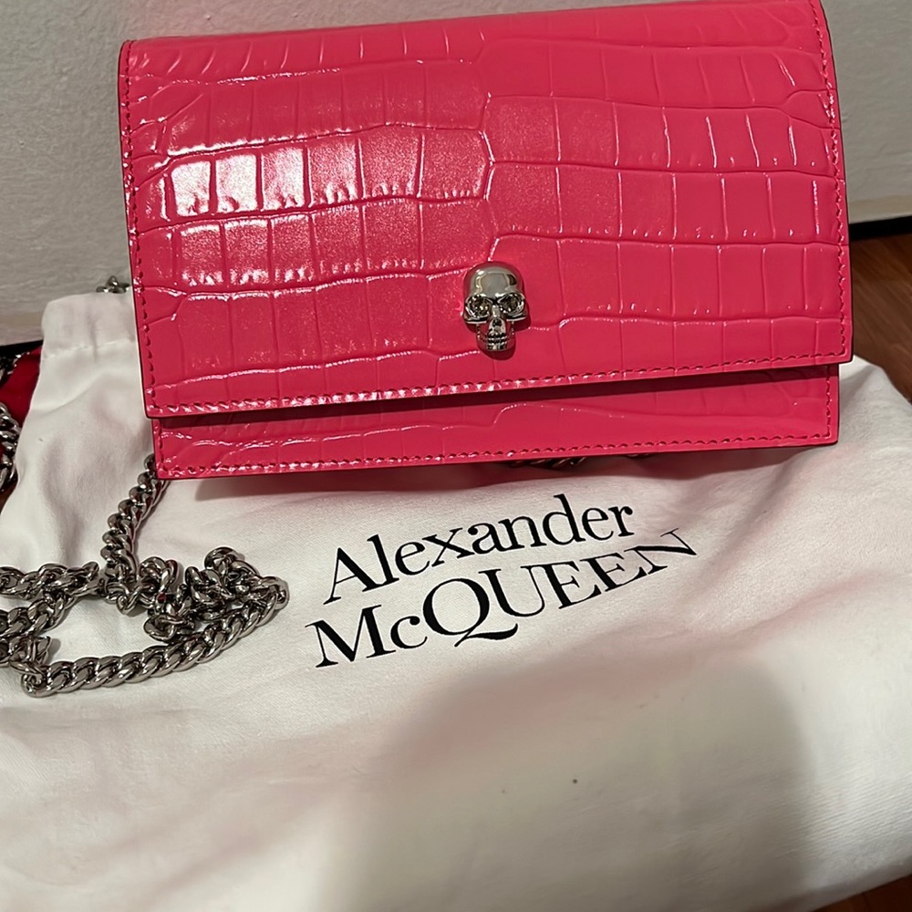 NWT Alexander Macqueen skull mini bag in Peony color
